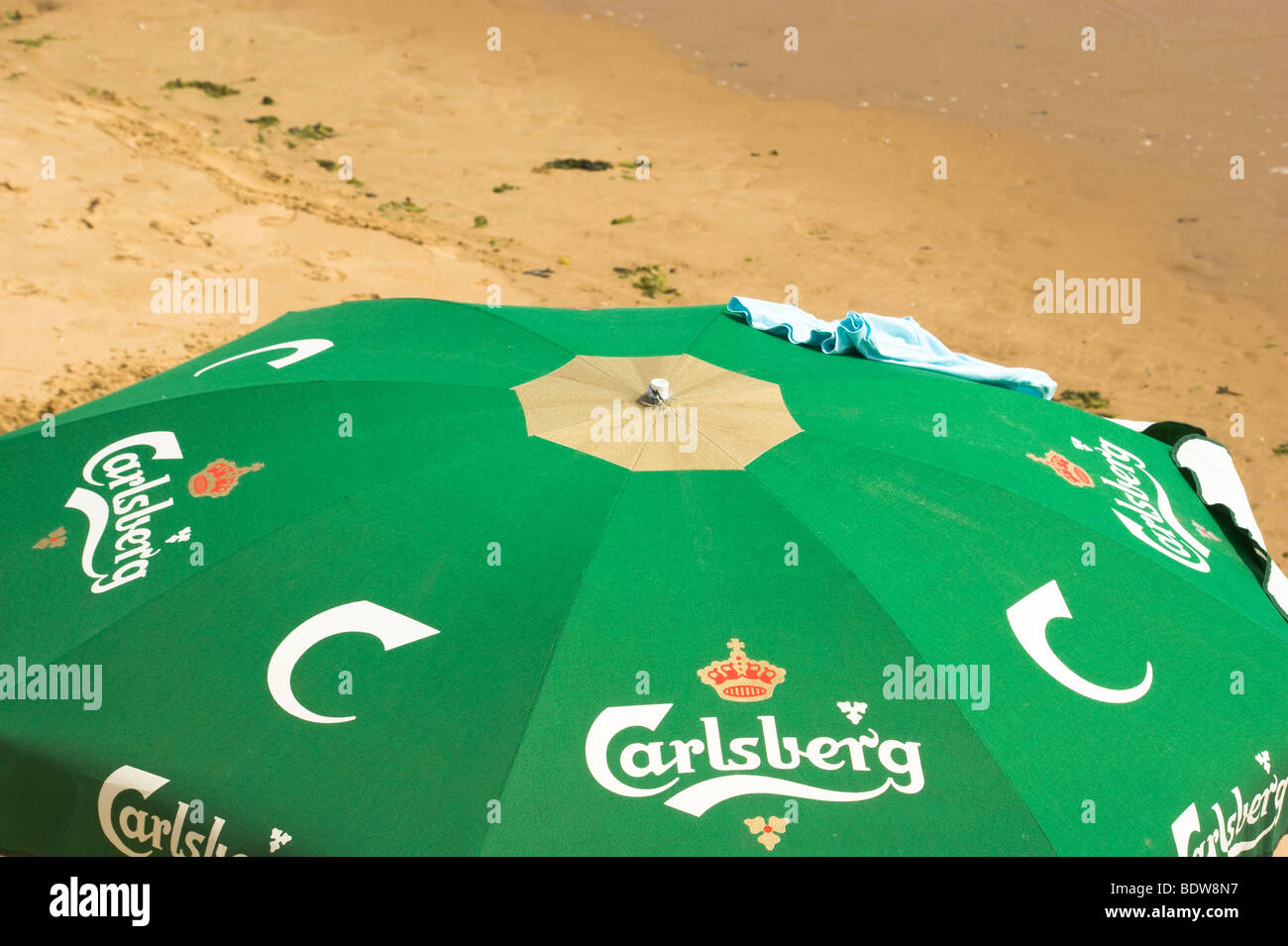 Close-up d'un parasol avec logo Carlsberg sur la plage à Walton sur  l'Essex, Angleterre Royaume-uni Photo Stock - Alamy