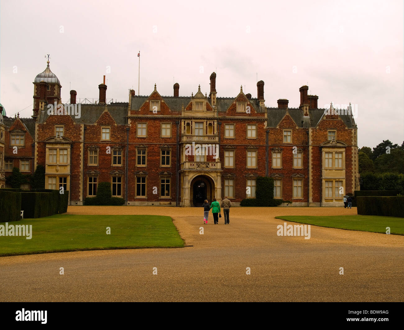 Une famille près de l'entrée principale sur le côté est de la Résidence Royale Sandringham House Norfolk UK Banque D'Images