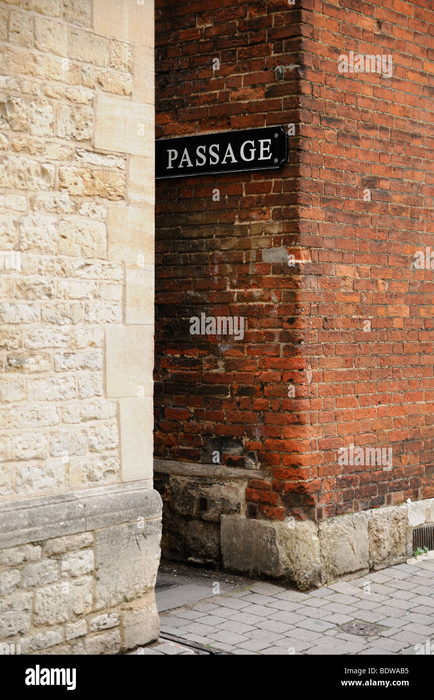 Passage entre les bâtiments de l'Université menant au gazon Tavern Pub, Oxford, Oxfordshire, Angleterre, Royaume-Uni. Banque D'Images