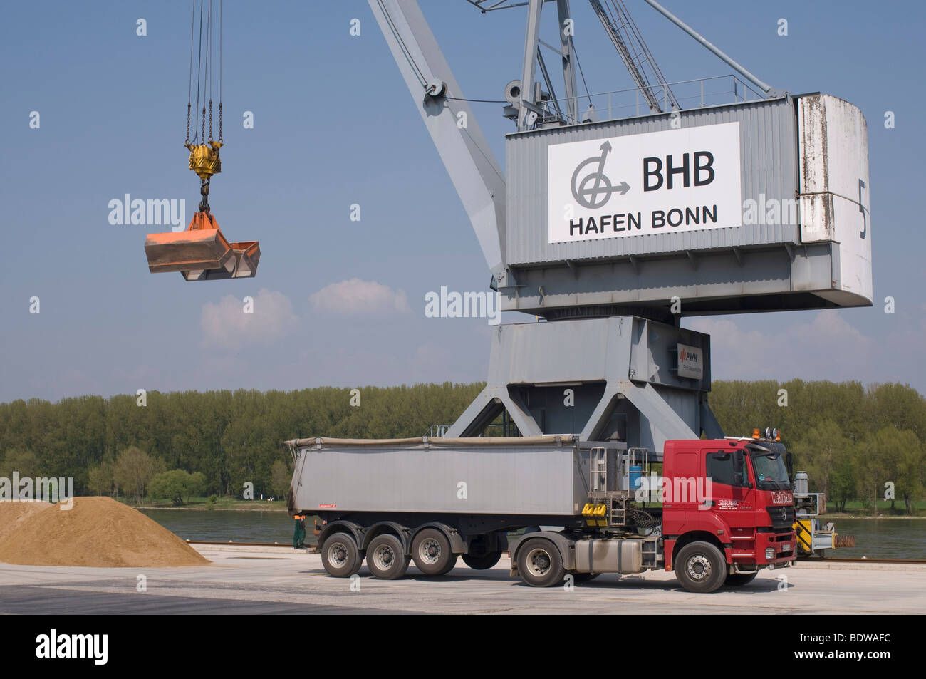 Port de Bonn, les marchandises en vrac, crane avec godet pour le sable, à côté chariot attendent d'être chargés, en Rhénanie du Nord-Westphalie, Allemagne, Euro Banque D'Images