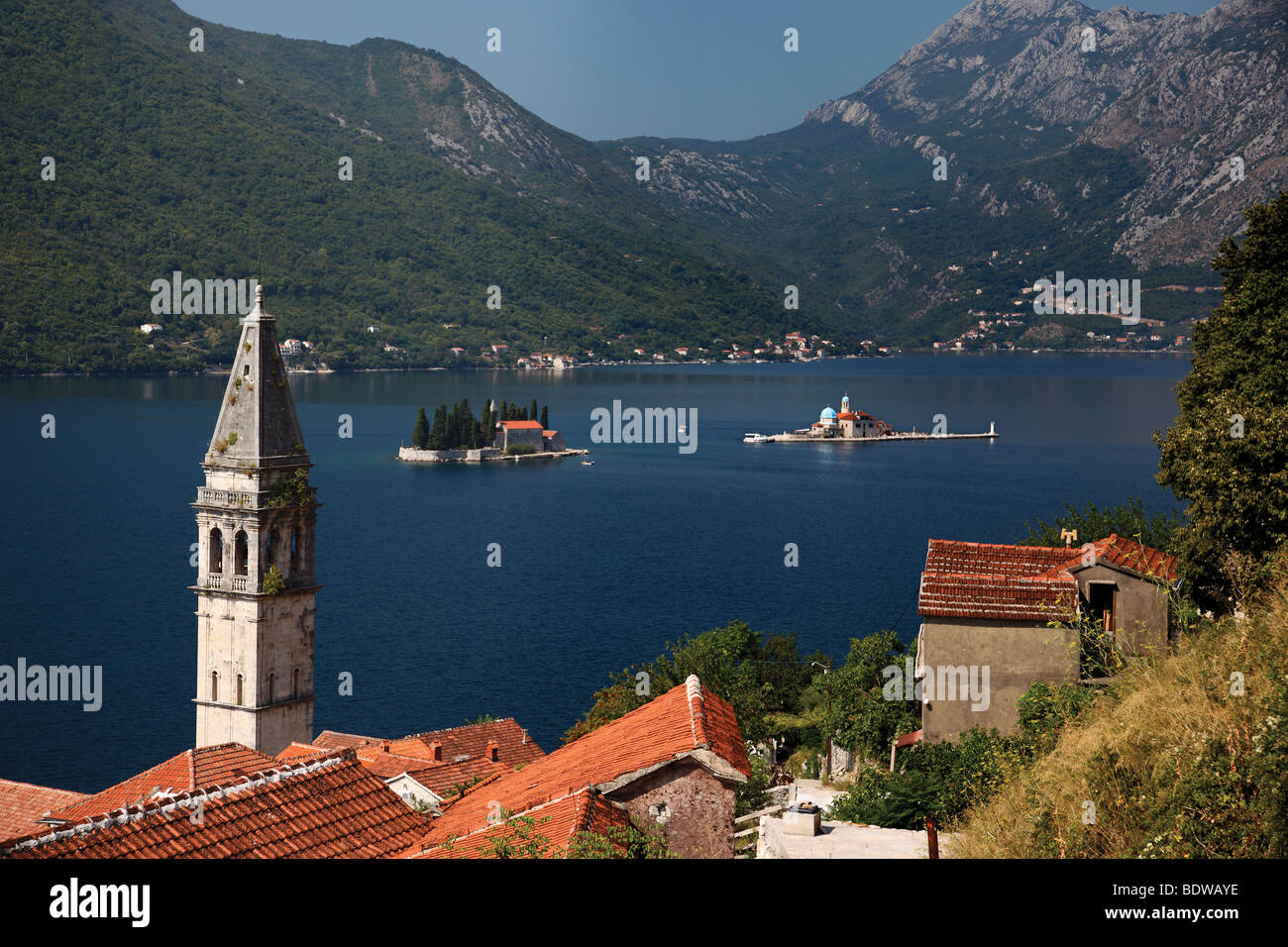 Dans l'église Saint Nikola village de Perast avec les îles de Saint Georges et de GOSPA OD Skrpjela dans la baie de Kotor (Boka Kotorska). Banque D'Images