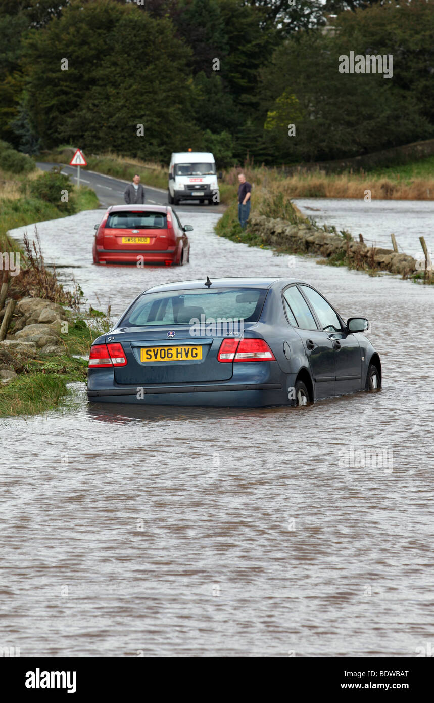 Voitures abandonnés après avoir été capturés dans les eaux de crue sur les routes près de Aberdeen, Écosse, Royaume-Uni, après de fortes pluies Banque D'Images