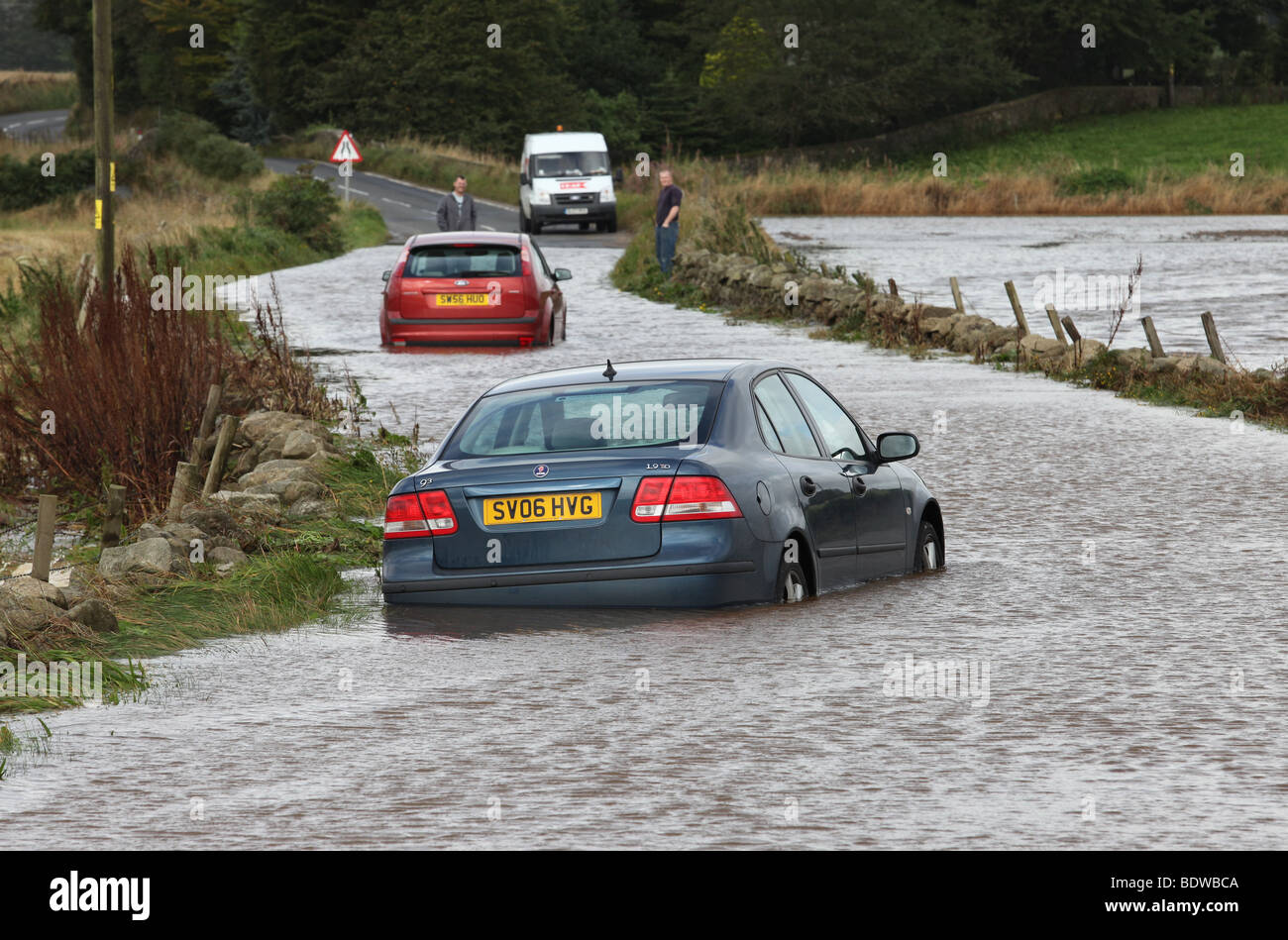 Voitures abandonnés après avoir été capturés dans les eaux de crue sur les routes près de Aberdeen, Écosse, Royaume-Uni, après de fortes pluies Banque D'Images