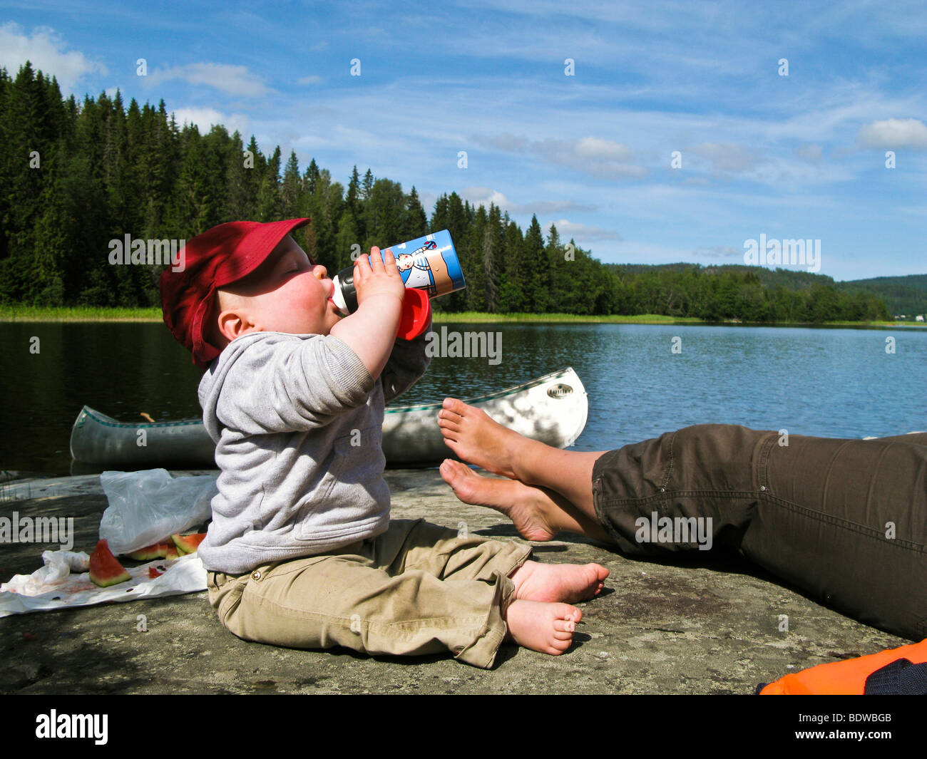 Baby-sitting et de l'alcool à Vagsfjarden Nordingra près du lac, Haute Côte, Vasternorrlands Lan, Suède Banque D'Images