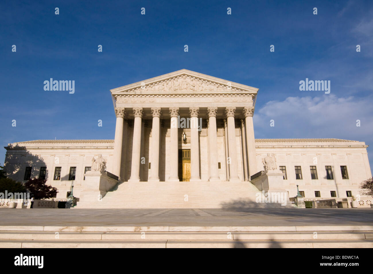 Les étapes de la construction de la Cour suprême des États-Unis baigné de soleil en fin d'après-midi. Banque D'Images