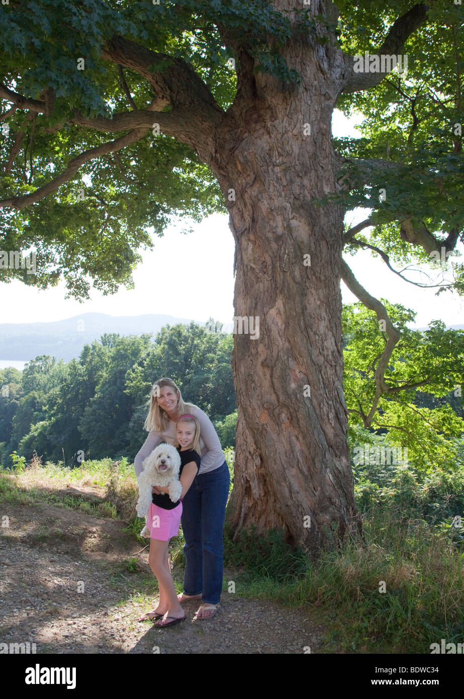 Mère, la fille et le chien de la famille dans une pose pour une photo Banque D'Images
