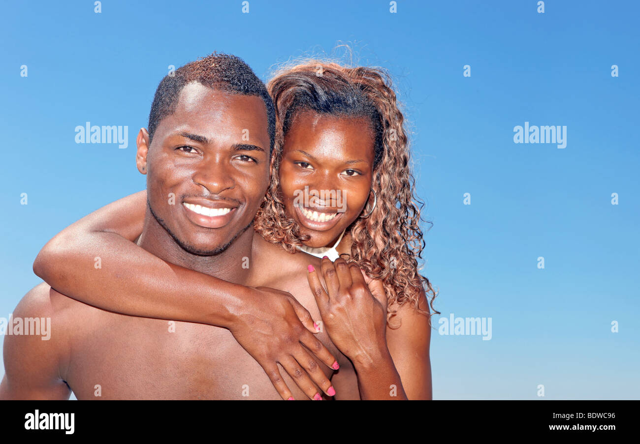 Professionnels de droit d'un couple Américain africain Smiling Outdoors Banque D'Images