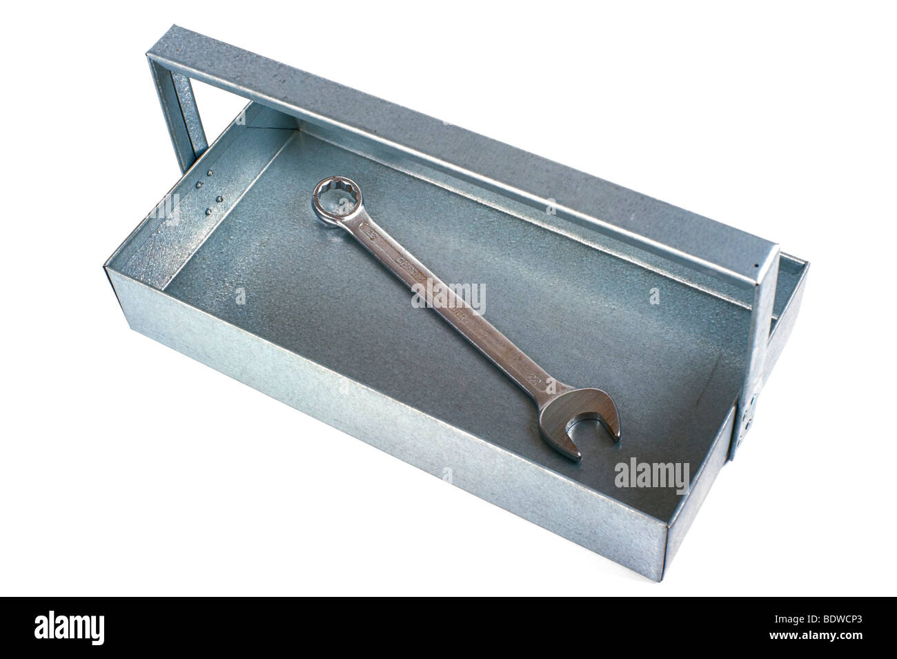 La boîte à outils à la main, travail de l'apprenti, feuilles de métal galvanisé avec une clé Banque D'Images