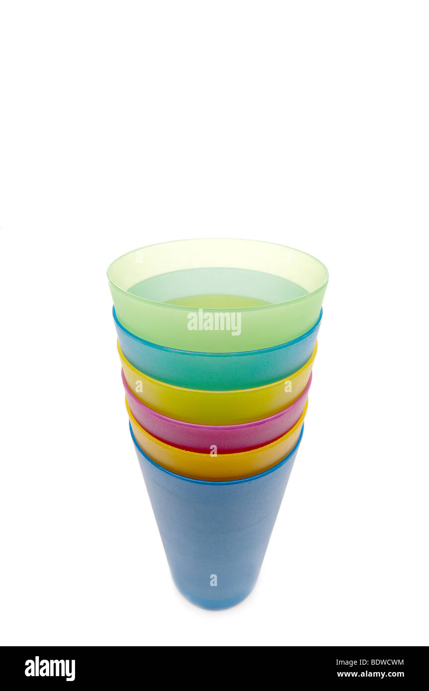 Tuyau vertical de tasses en plastique coloré Banque D'Images
