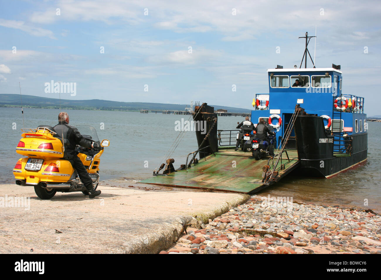 L'embarquement des touristes moto petit ferry 'Rose' à Cromarty Cromarty sur la Black Isle, Ross-shire, highlands d'Ecosse Banque D'Images