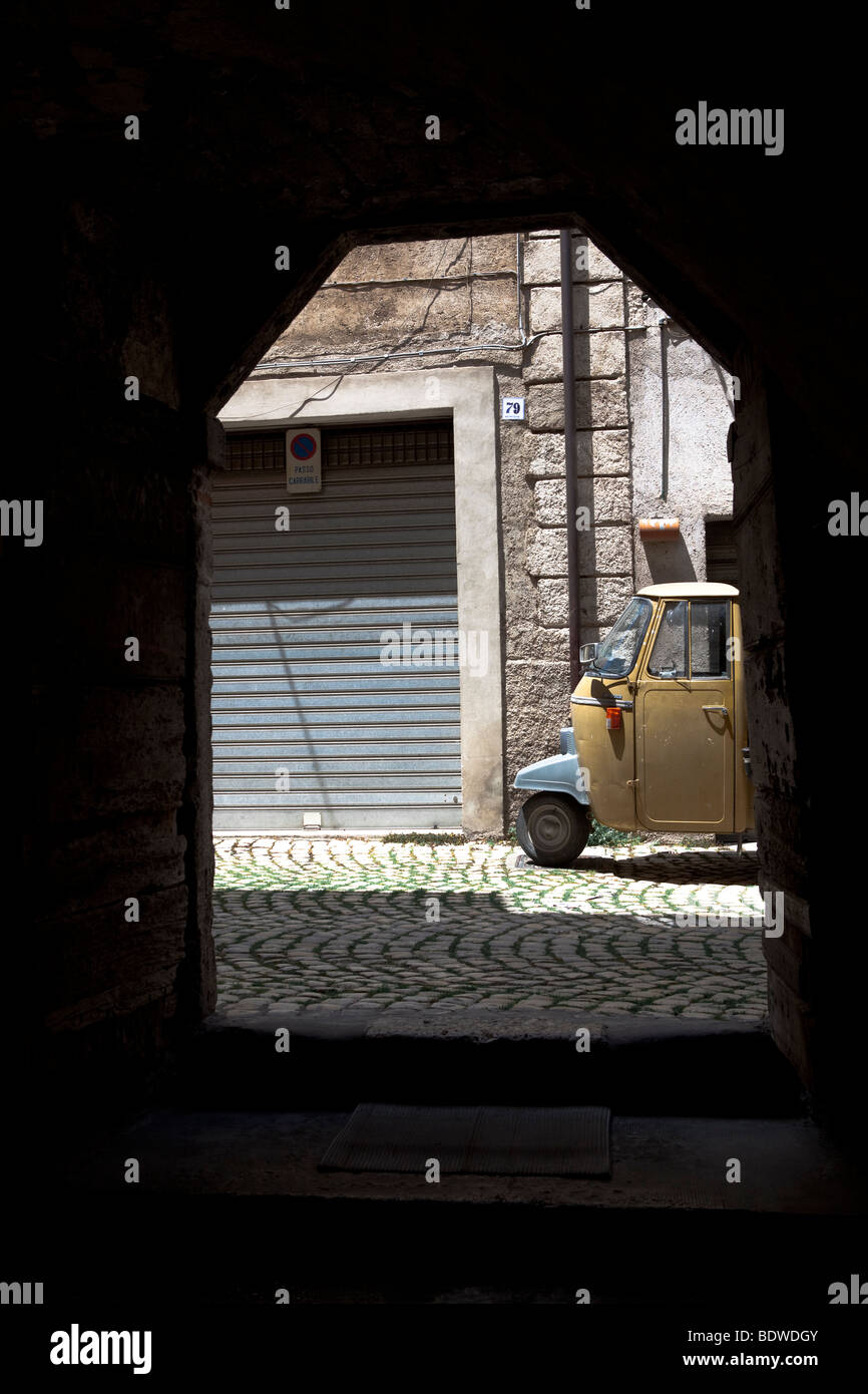 Vintage trois roues Vespa cyclomoteur stationné dans une rue de Rieti, Ombrie, côte méditerranéenne, l'Italie, l'Europe. Banque D'Images