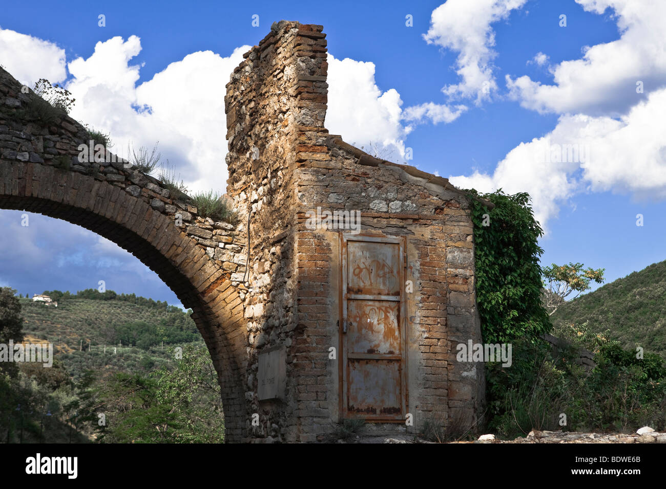 Dans l'avant du pont Ponte delle Torri de tours à l'Aqueduc de Spoleto, Toscane, Italie Banque D'Images