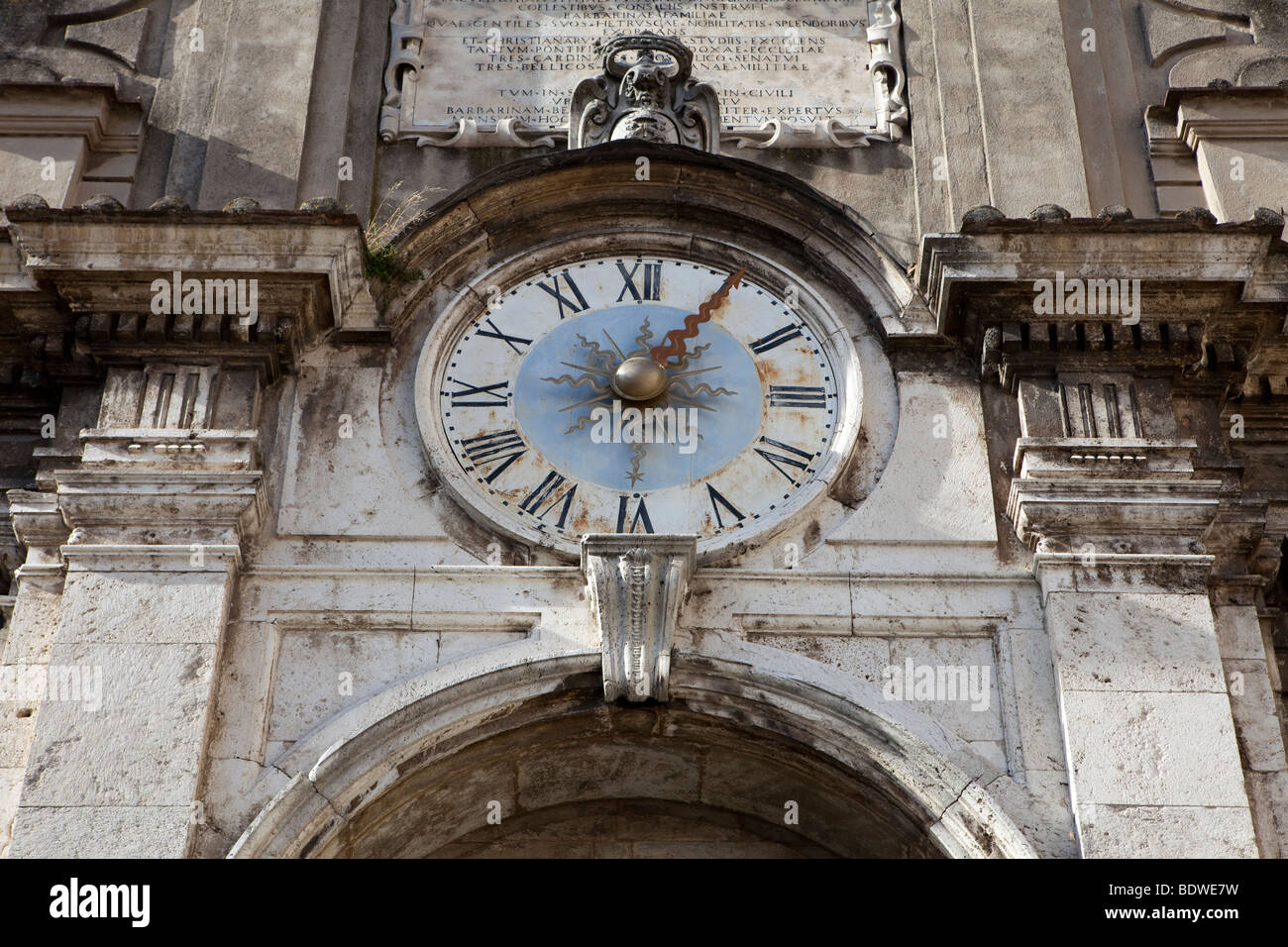 La façade de l'immeuble et de l'horloge Baroque Piazza del Mercato Spoleto Ombrie Italie Banque D'Images