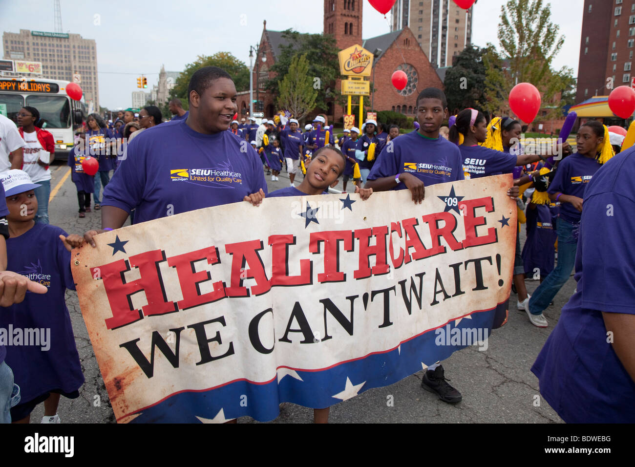 Detroit, Michigan - les membres de l'Union campagne pour la réforme des soins de santé au cours de la parade de la fête du Travail. Banque D'Images