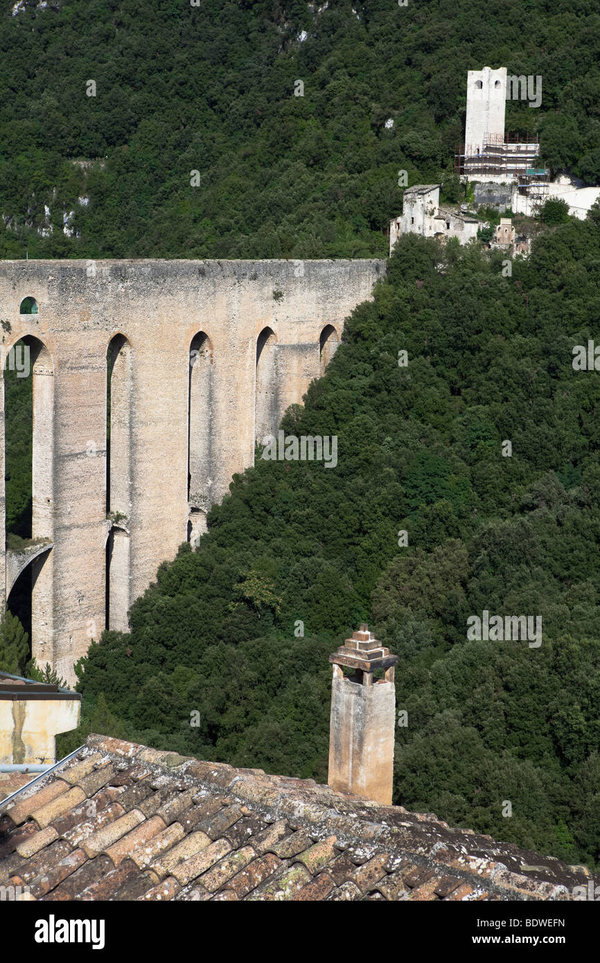 Pont Ponte delle Torri de tours à l'Aqueduc de Spoleto, Toscane, Italie Banque D'Images