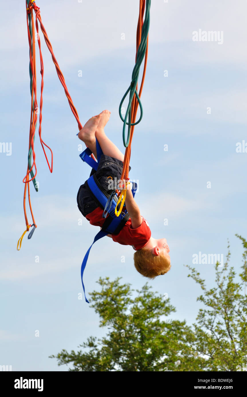 Garçon bénéficiant d'bungee Banque D'Images