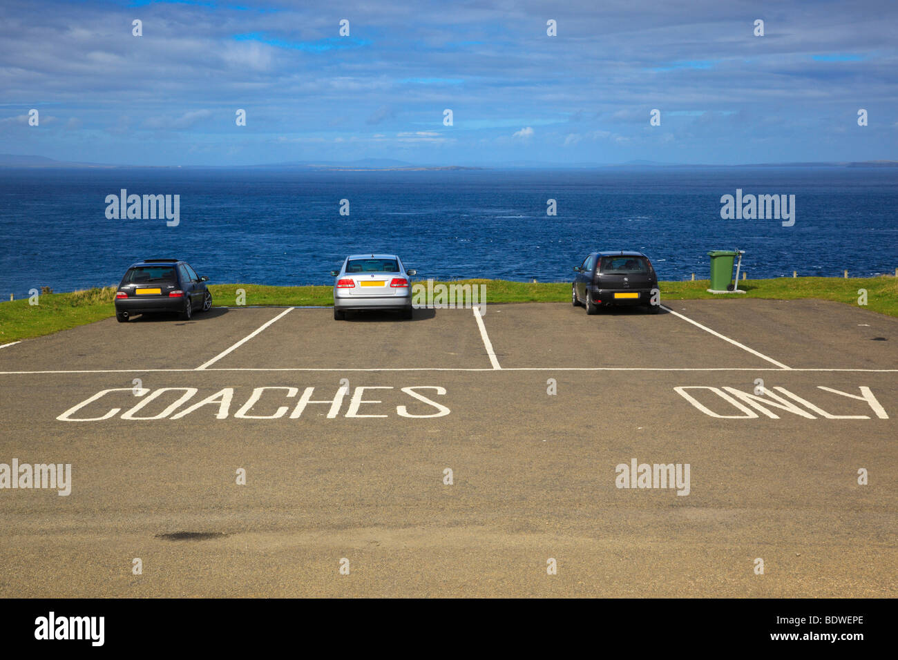 Mauvais parking. Voitures garées dans les places clairement désignées du parking pour autocars au phare de Duncansby Head, surplombant la mer. Caithness, Écosse Banque D'Images