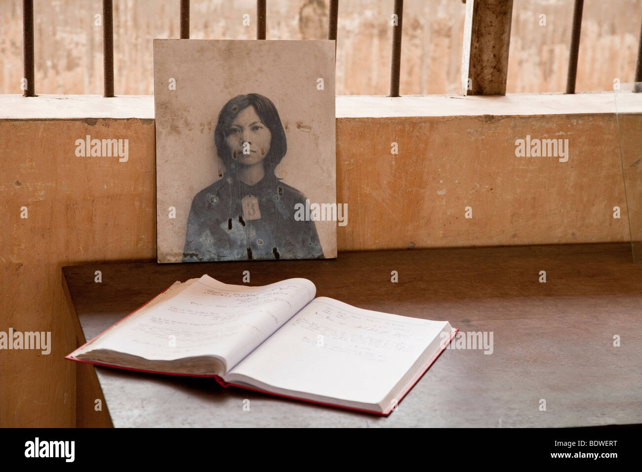 Le portrait d'une prisonnière avec le livre d'or au centre de torture S-21 Banque D'Images