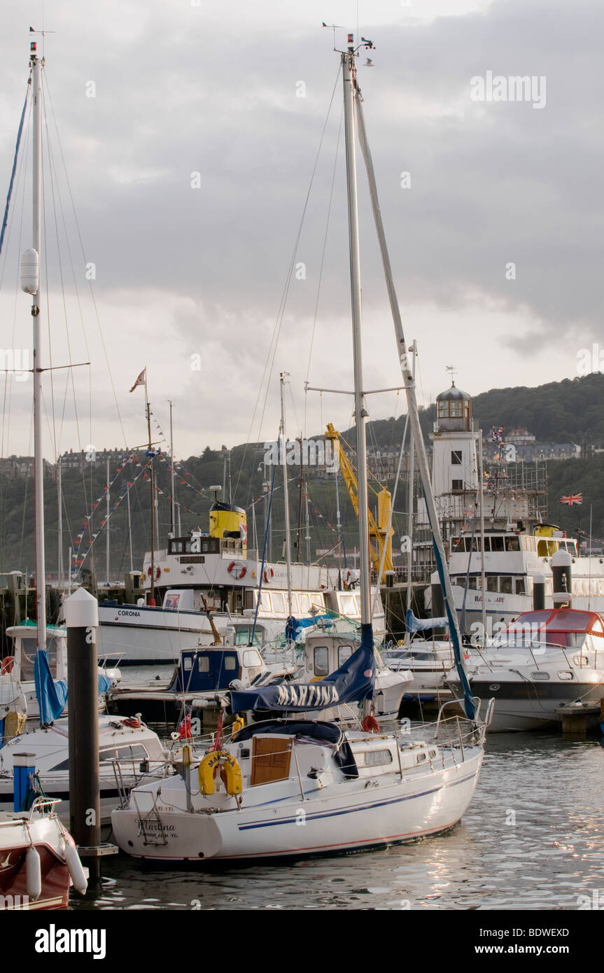 Les bateaux de plaisance dans le port de Scarborough. Banque D'Images