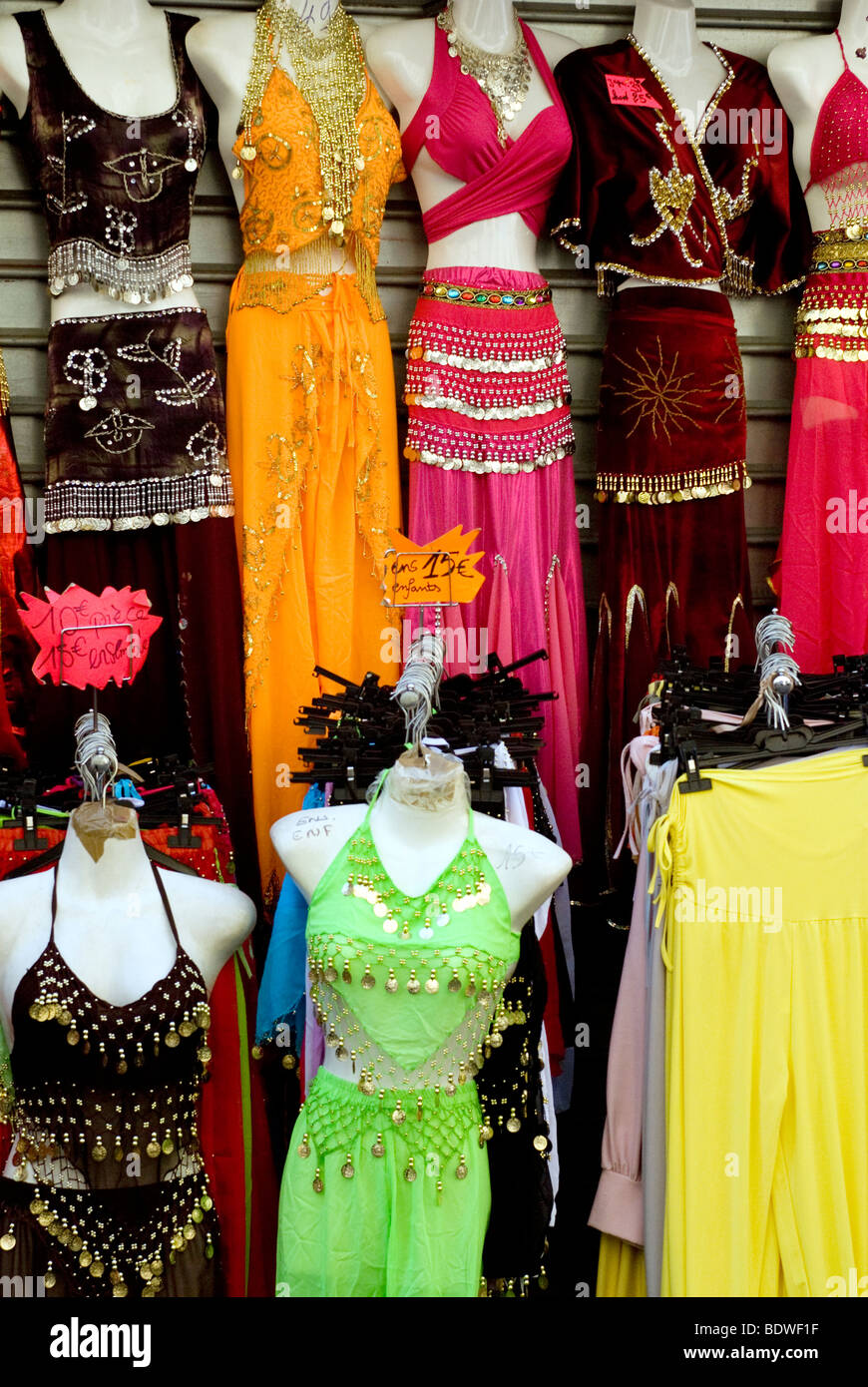 Costumes de danse du ventre colorés pour la vente suspendue dans le marché du marche Saint Pierre, Montmartre Paris Banque D'Images