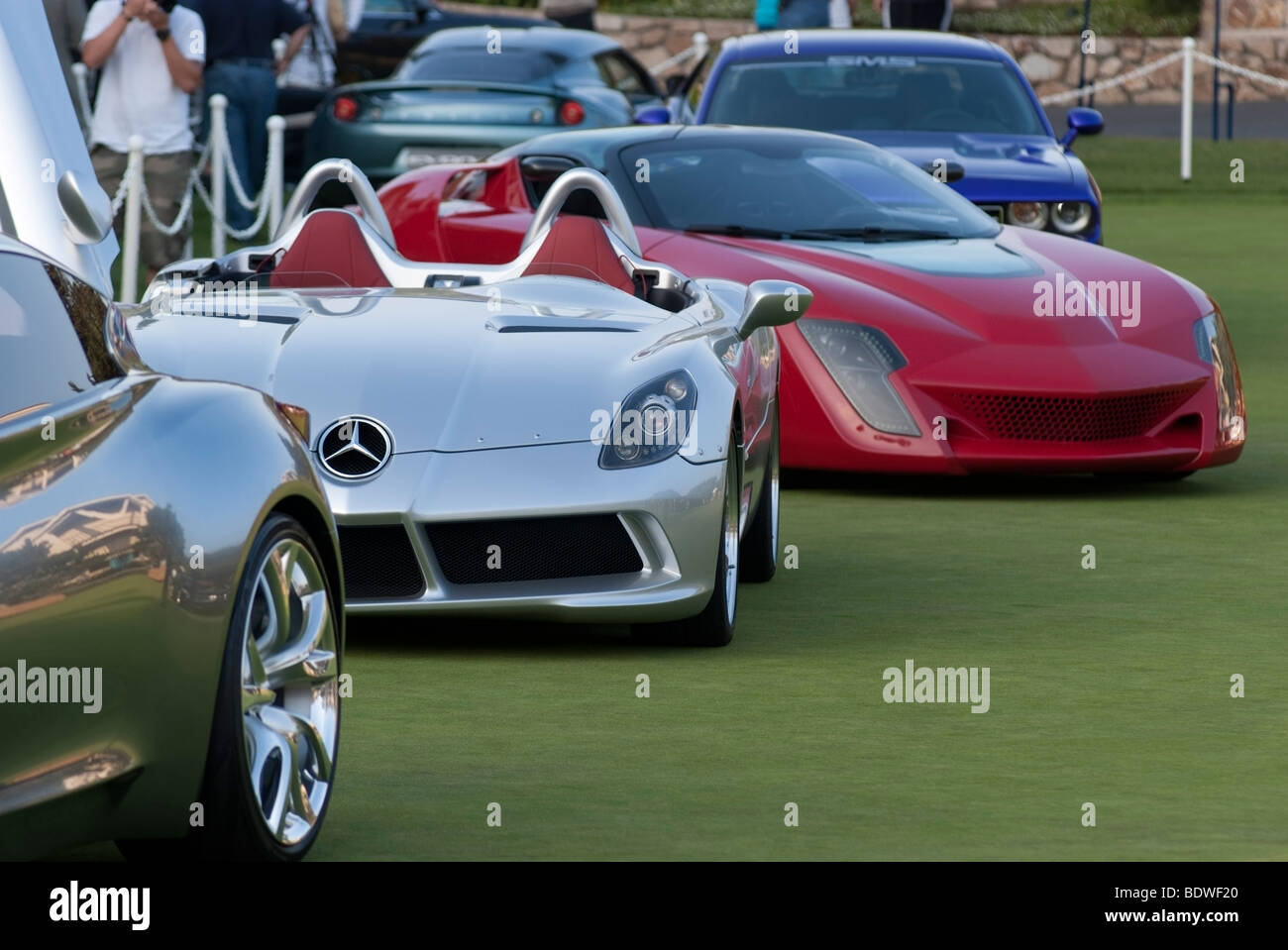 Mercedes-Benz SLR McLaren Roadster et "Concept Cars" en face de la loge à Pebble Beach au cours des Concours d'elégance Banque D'Images