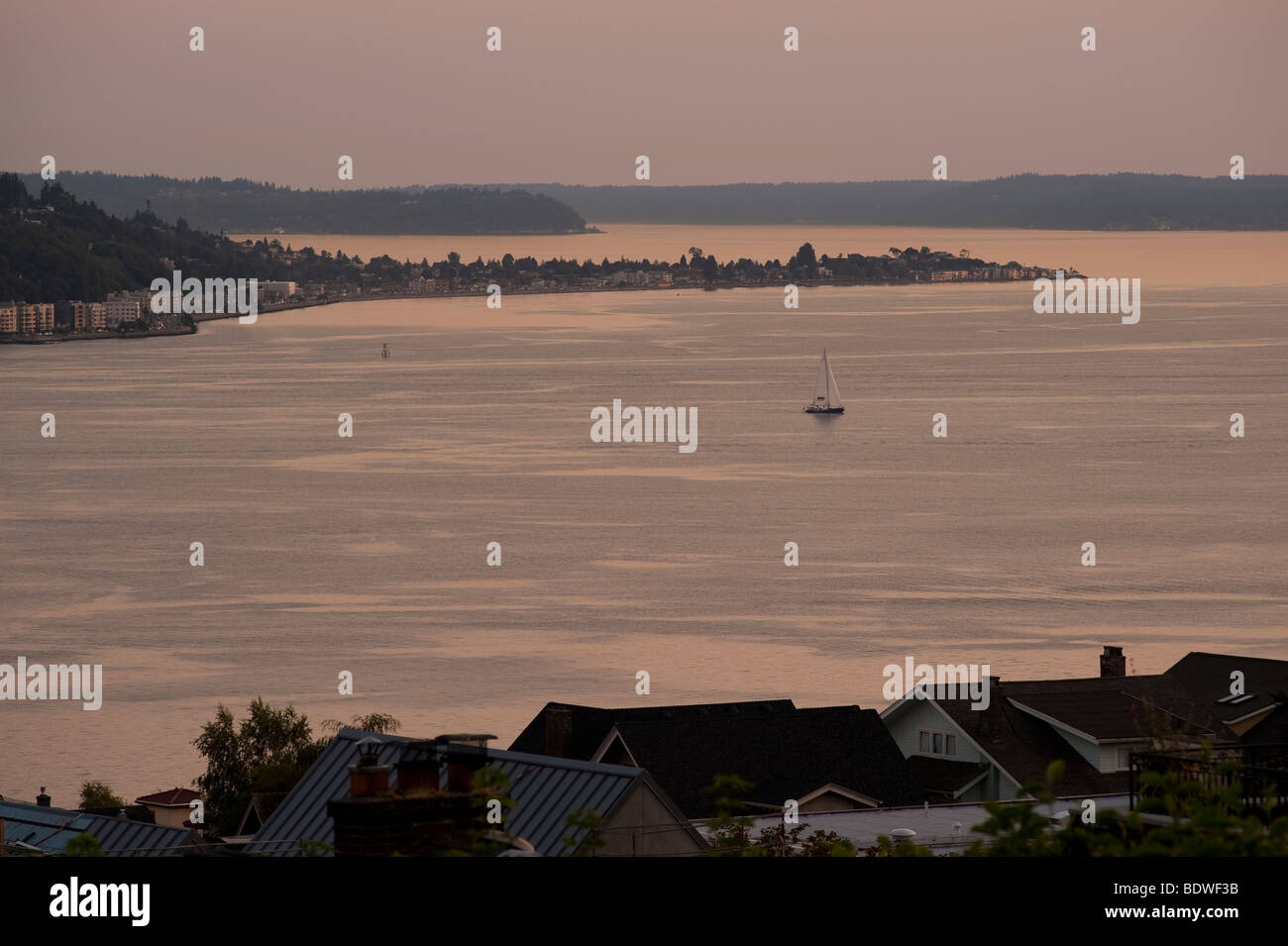 Elliott Bay au coucher du soleil avec Alki et West Seattle avec des bateaux dans le Puget Sound dans l'État de Washington Seattle USA Banque D'Images