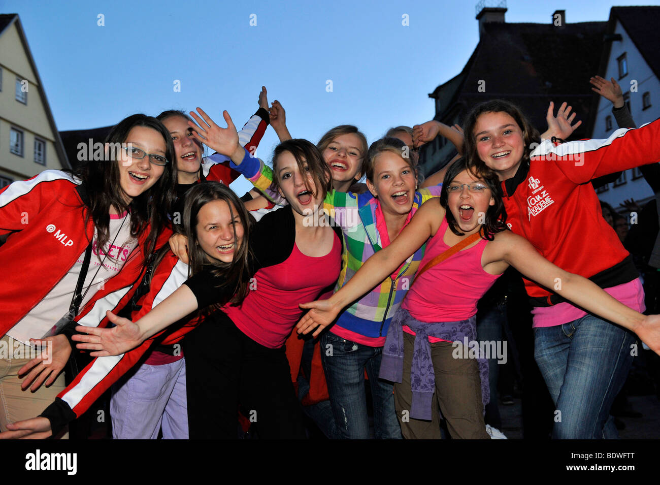 Groupe de filles à un concert en plein air, à Biberach an der Riss, Bade-Wurtemberg, Allemagne Banque D'Images