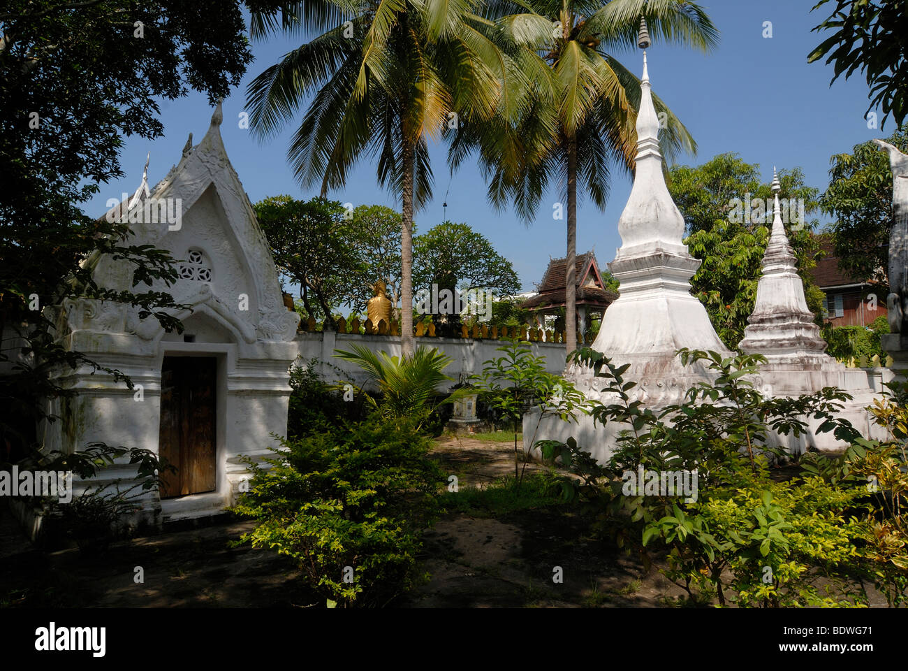 Stupa et graves des sanctuaires en Wat Xieng Mouans à Luang Prabang, Laos, Asie Banque D'Images