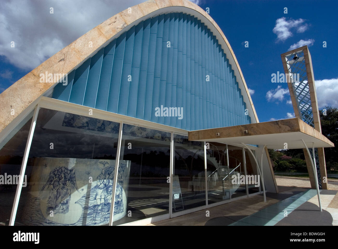 Église de Pampulha au lac de Pampulha, un monument de Belo Horizonte construit par le célèbre architecte Oscar Niemeyer, Minas Gerais, Brésil Banque D'Images