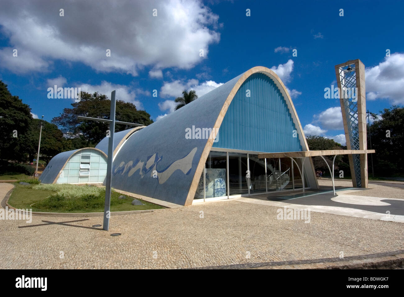 Église de Pampulha au lac de Pampulha, un monument de Belo Horizonte construit par le célèbre architecte Oscar Niemeyer, Minas Gerais, Brésil Banque D'Images
