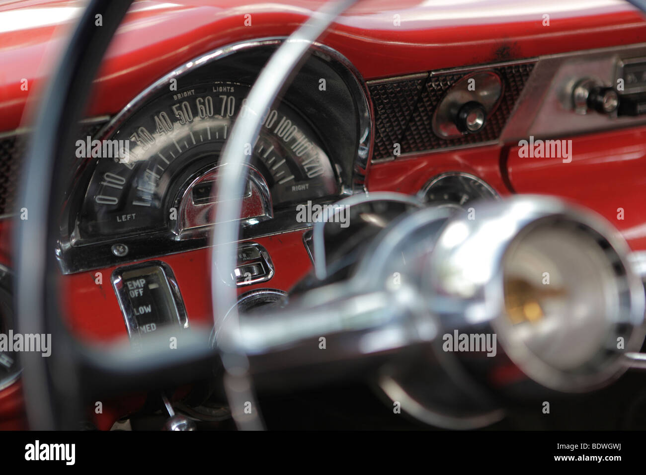 Volant et tableau de bord. 1950 Pontiac Chieftain. Smithville, Indiana car show. Banque D'Images