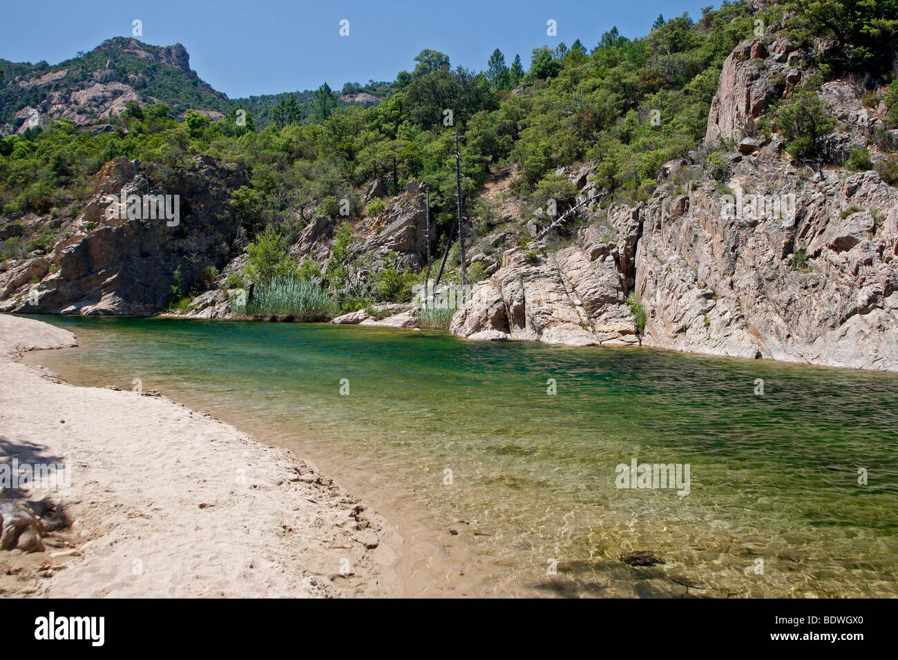 Rivière Solenzara, aiguilles de groupe la montagne, Corse, France, Europe Banque D'Images