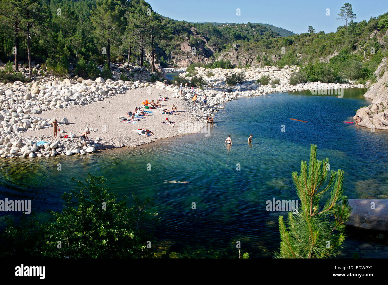 Rivière Solenzara, aiguilles de groupe la montagne, Corse, France, Europe Banque D'Images