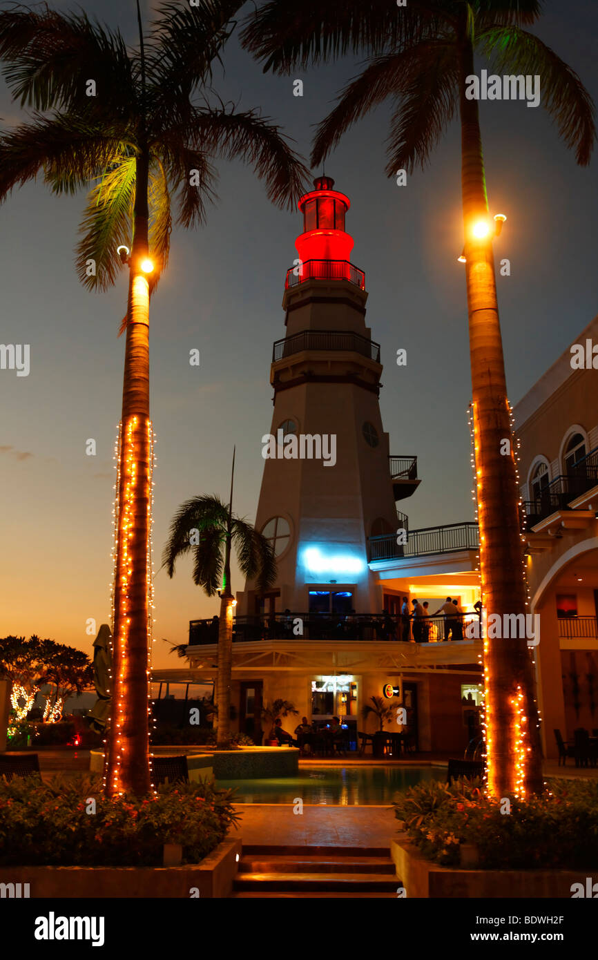 Hôtel du Phare, de nuit, illuminé, fairy lights, restaurant, palmiers, humeur romantique, Olongapo City, Subic Bay, Luzon Banque D'Images