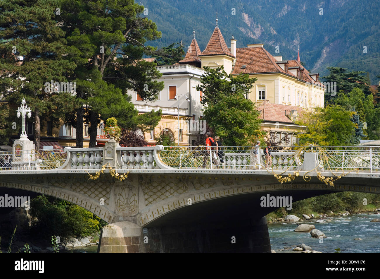 L'Art Nouveau pont sur la rivière passant, Merano, Trentino Alto Adige, Italie, Europe, Banque D'Images