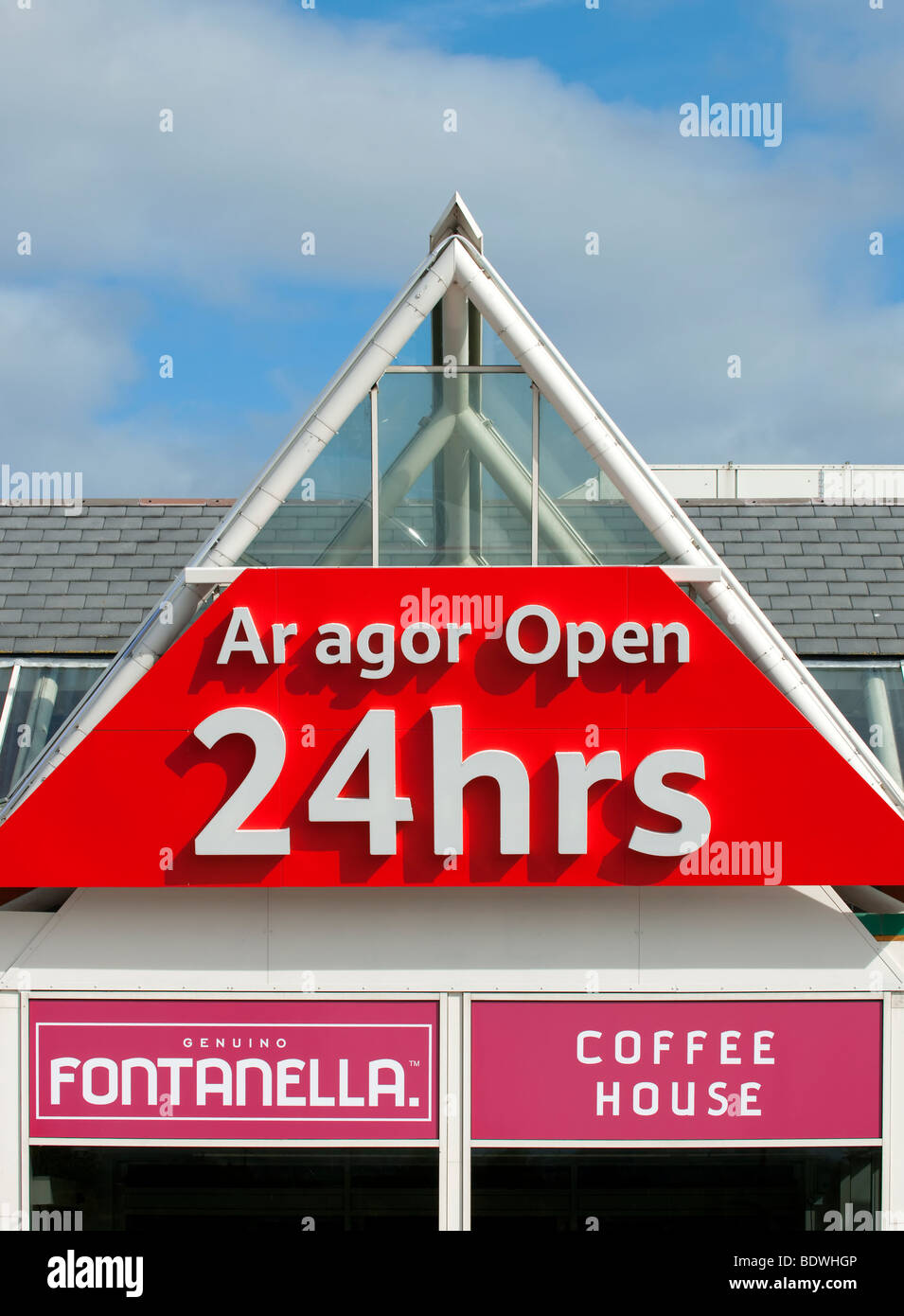 Inscrivez-vous sur un magasin Tesco dans le Nord du Pays de Galles dans les Welsh et l'anglais Banque D'Images