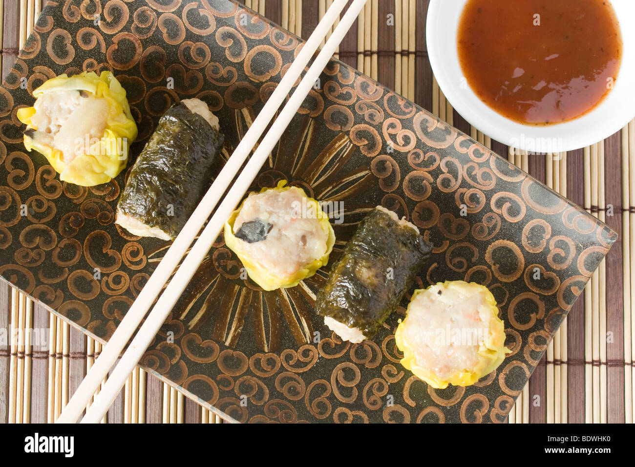 Dim sum ou yum cha sur un plat décoratif Banque D'Images