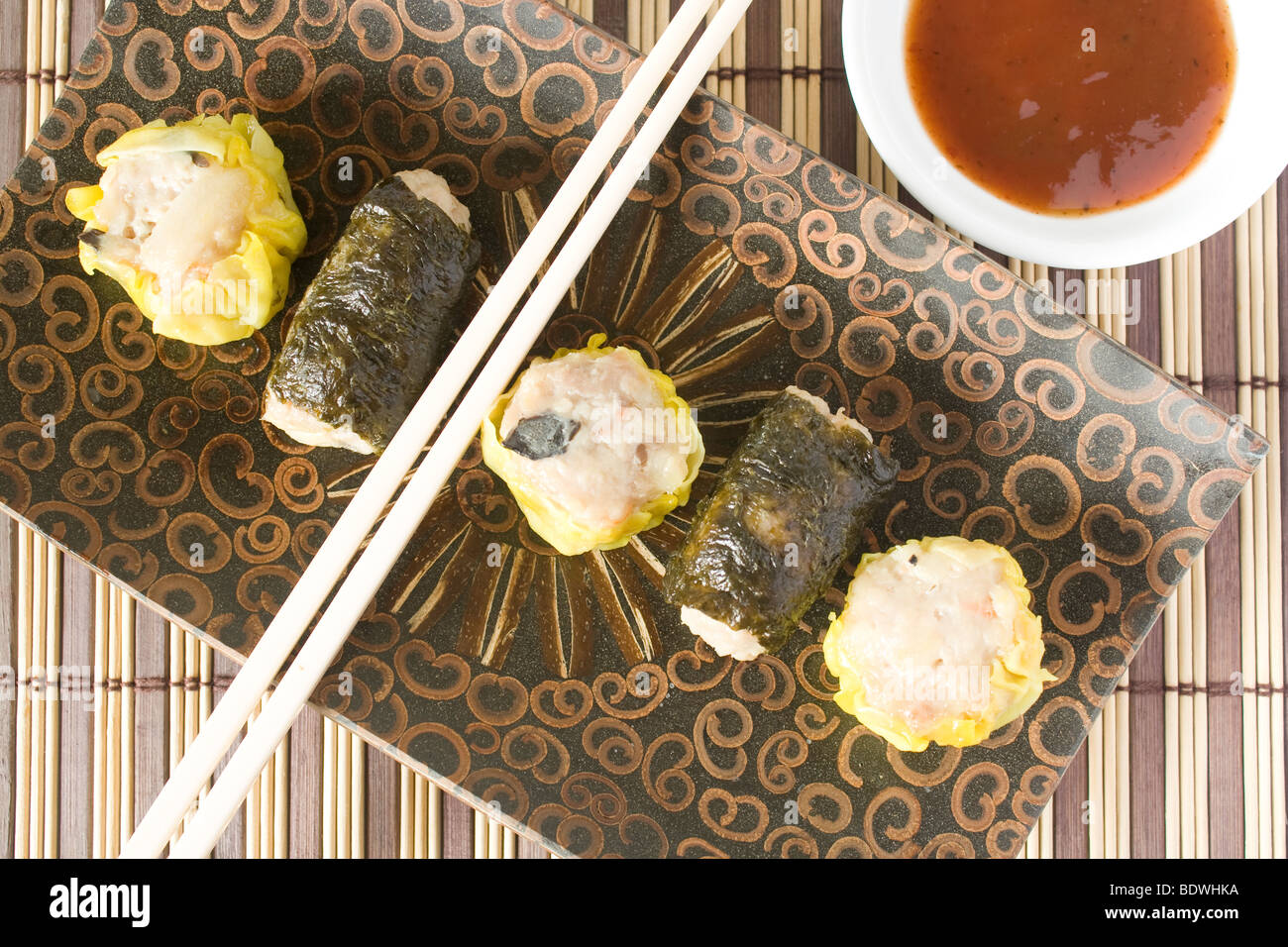 Dim sum ou yum cha sur un plat décoratif Banque D'Images