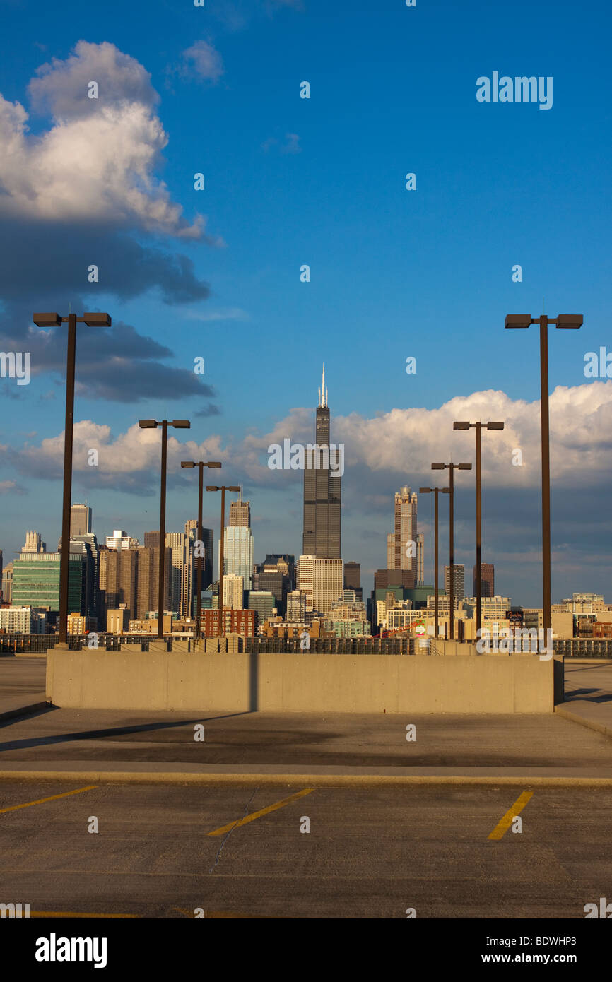 Vu du haut d'un parking sur le côté ouest de Chicago, Illinois, la Willis Tower s'élève bien au-dessus de la célèbre ligne d'horizon. Banque D'Images