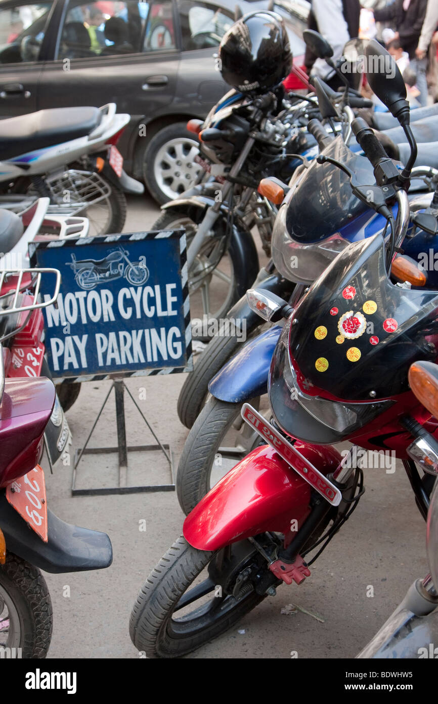 Katmandou, Népal. Cycle du moteur dans le Parking payant, le centre-ville de Katmandou. Banque D'Images