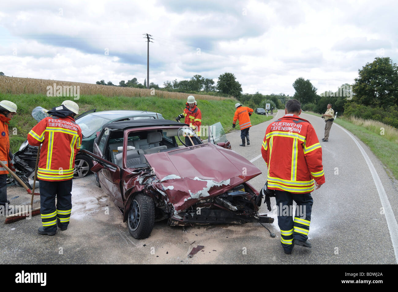 Accident mortel de la circulation, collision frontale entre deux voitures comme sur une route de campagne, Tiefenbronn, Bade-Wurtemberg, Allemagne, Euro Banque D'Images