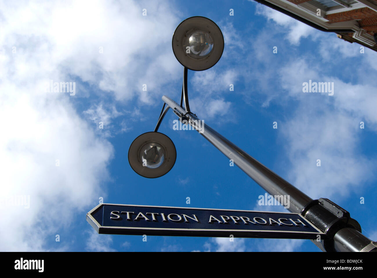 Plaque de rue et la direction pointeur pour l'approche de la station, à Kew, au sud-ouest de Londres, Angleterre Banque D'Images