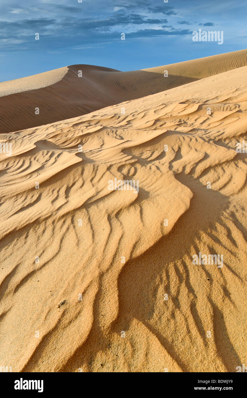 Dunes de sable et des structures près de Mui Ne, dunes de sable rouge, au Vietnam, en Asie Banque D'Images