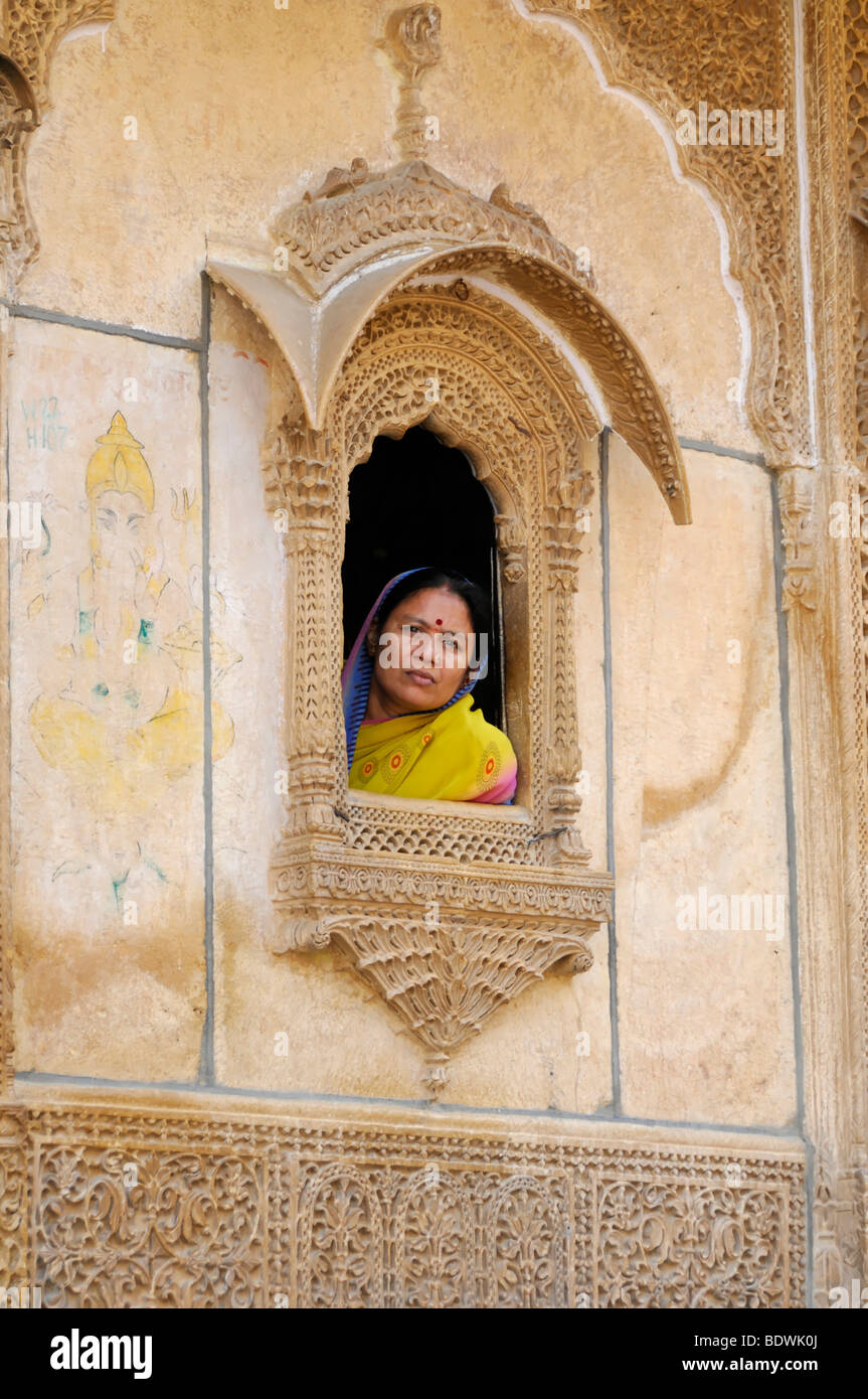 Femme indienne à une fenêtre, Jaisalmer, Rajasthan, Inde du nord, l'Asie Banque D'Images