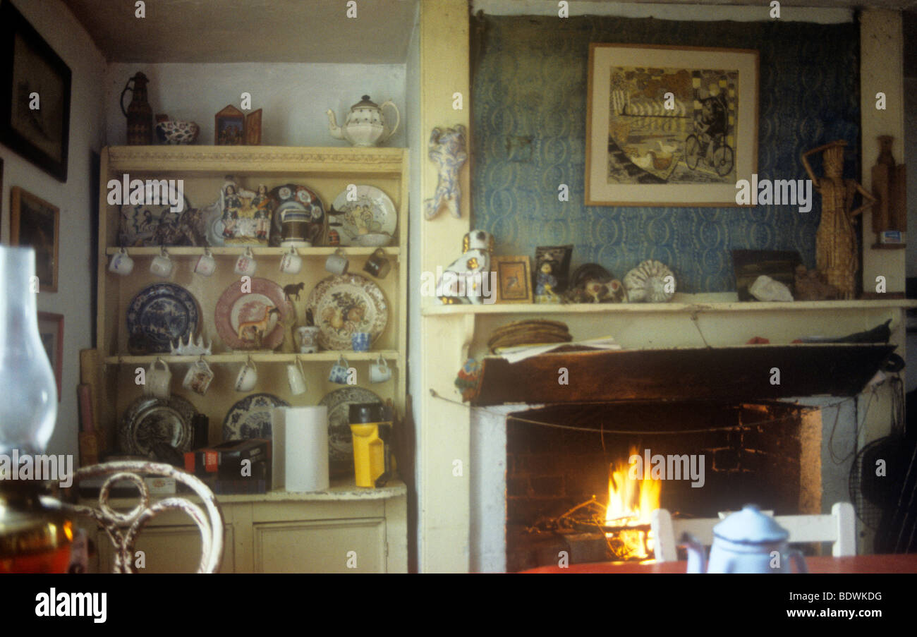 Intérieur de style victorien de ferme en gîte, administré par Peggy Angus avec feu de cheminée, le gallois commode, lampe à pétrole et cafetière Banque D'Images