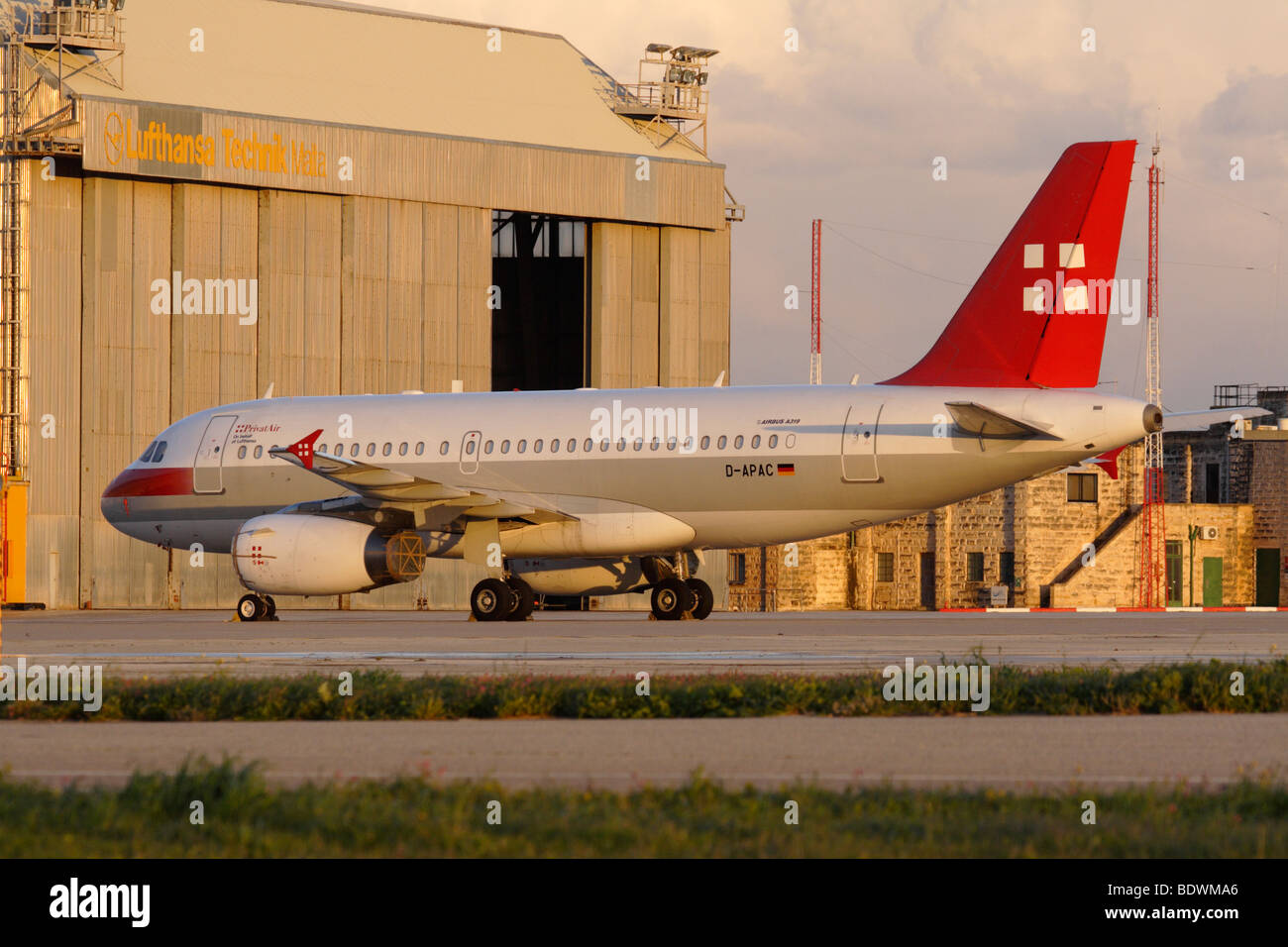 PrivatAir Airbus A319LR à Lufthansa Technik Malte Banque D'Images