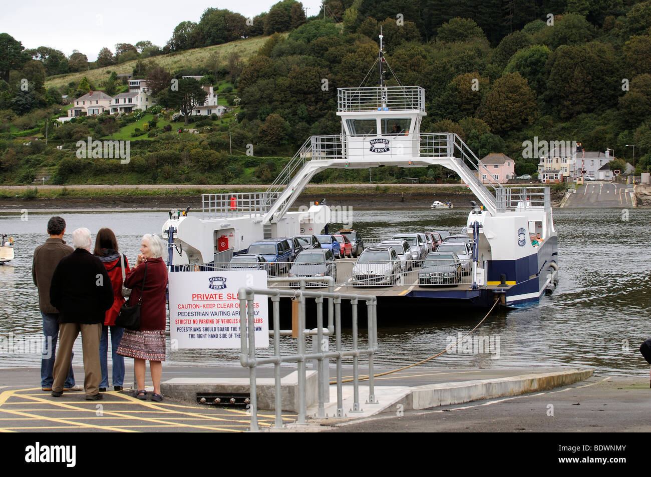 Plus une voiture et Ferry navire roro passagers traversant la rivière Dart South Devon England UK Banque D'Images