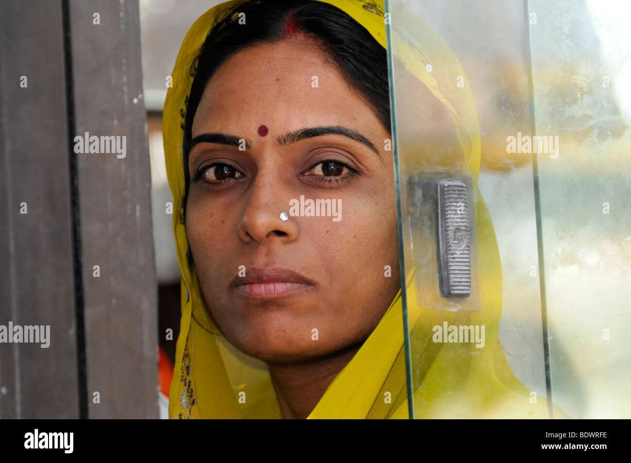 Jeune femme indienne dans un autocar, Bikaner, Rajasthan, Inde du nord, l'Asie Banque D'Images