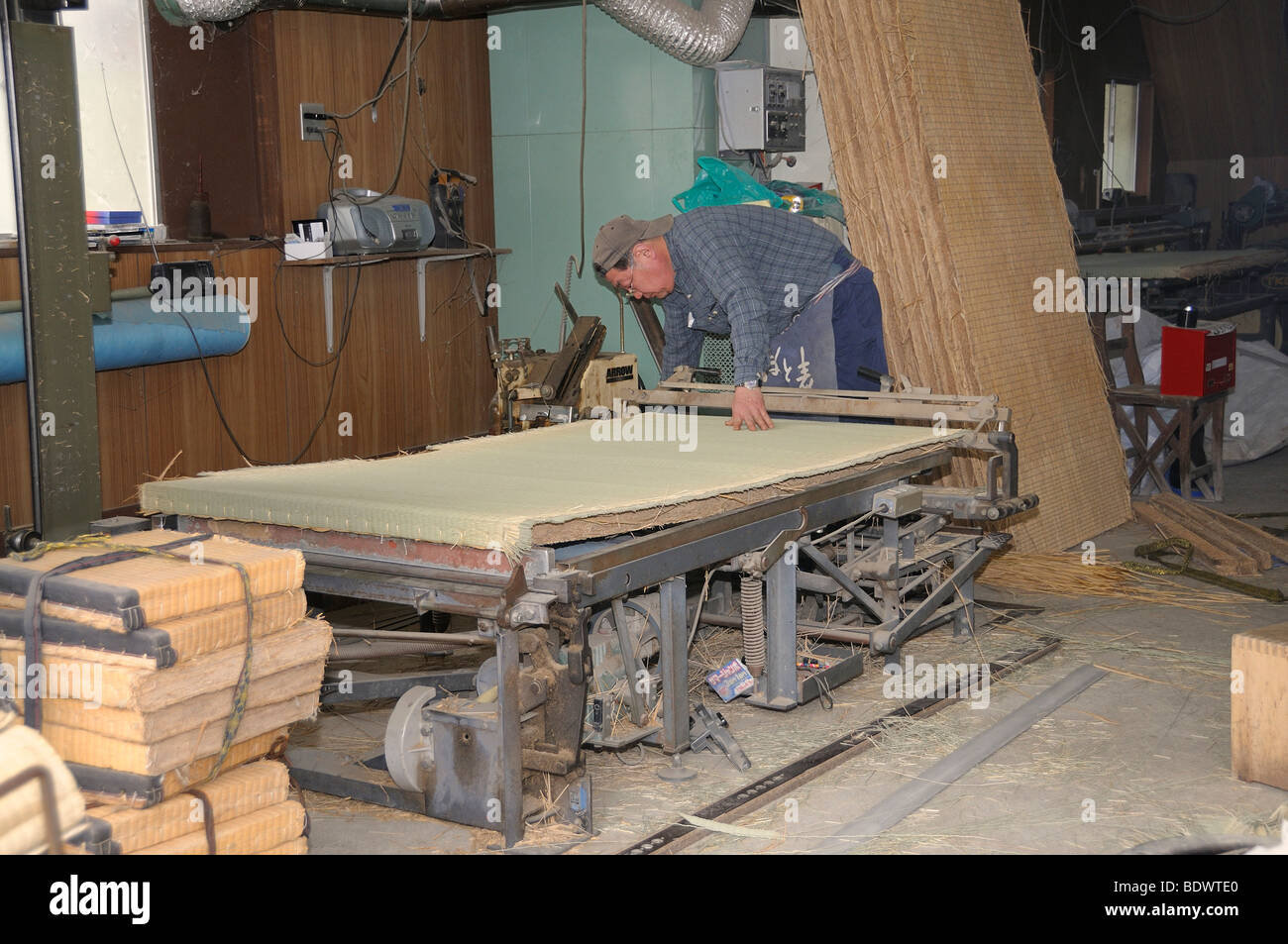 Fabrication de parquet tatami pour des chambres japonaises traditionnelles  of the Rockies, Japon, Asie Photo Stock - Alamy