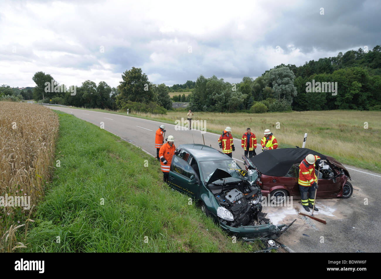 Accident mortel de la circulation, collision frontale entre deux voitures comme sur une route de campagne, Tiefenbronn, Bade-Wurtemberg, Allemagne, Euro Banque D'Images